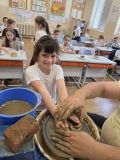 Учениците от 2."Б" клас с голямо желание и вдъхновение се включиха в практически занимания за работа с грънчарско колело - ОУ Христо Ботев - Варна