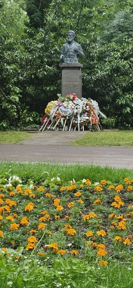 Днес свеждаме глава пред подвига и делото на Христо Ботев - поет, революционер и безсмъртен герой на България 3