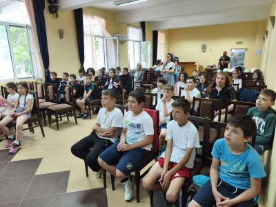 По повод Международния ден на детето четвъртокласниците от ОУ ''Христо Ботев'' посетиха читалище ''Просвета - Варна'' 1