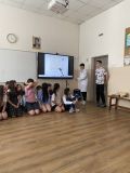 В часовете по Музика ИУЧ учениците от 6. "Б" и 6. "В" клас подготвиха и изпълниха пред своите родители, учители и съученици юношеския мюзикъл "Знание. Забава. Любов." - ОУ Христо Ботев - Варна