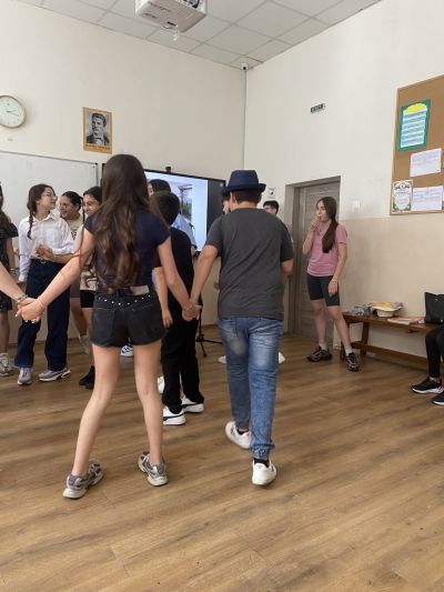 В часовете по Музика ИУЧ учениците от 6. "Б" и 6. "В" клас подготвиха и изпълниха пред своите родители, учители и съученици юношеския мюзикъл "Знание. Забава. Любов." 2