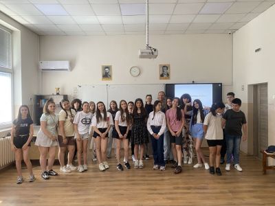 В часовете по Музика ИУЧ учениците от 6. "Б" и 6. "В" клас подготвиха и изпълниха пред своите родители, учители и съученици юношеския мюзикъл "Знание. Забава. Любов." 3