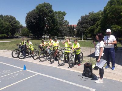 На прага на лятната ваканция в двора на училище се проведе традиционната открита практика по БДП "Правилата знам, мога да пресичам сам" с ученици от пети и шести клас 1